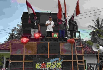 H. Gunawan HS, S.H., M.Hum, kaos putih saat memberangkatkan peserta karnaval, Minggu (23/10/2022) sore, di Desa Argotirto Kabupaten Malang.