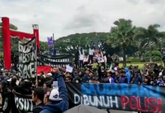 Ratusan Aremania gelar aksi demo, Kamis (27/10/2022).