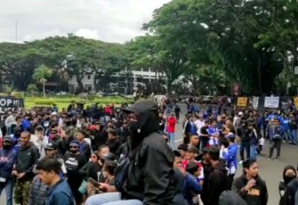 Aksi demo ratusan Aremania soal tragedi Kanjuruhan Malang, Kamis (27/10/2022).