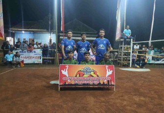 Tim MCY Group kostum biru, saat foto bersama.