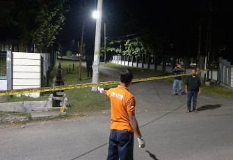 Anggota Polres Blora memasang garis polisi di lokasi kejadian.