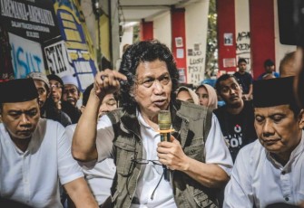 Cak Nun, saat memberikan arahan