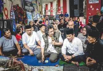 Cak Nun, saat memberikan arahan, di Stadion Kanjuruhan, Kabupaten Malang, Jumat (4/11/2022) sore.