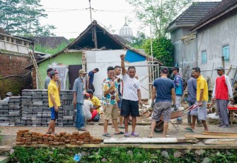 Warga .Murcoyo Rt 18/05 saat melakukan bedah rumah, Kamis (10/11/2022)