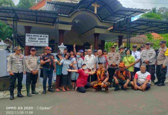Foto bersama Muspika Dampit dan Pemuda Pancasila serta masyarakat Dampit, Rabu (30/11/2022).