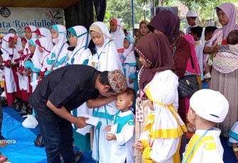 Ketua AWM saat bagikan santunan, Minggu (4/12/2022)