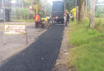 Perbaikan jalan di Dusun Bandung, Desa Bantur Kabupaten Malang.
