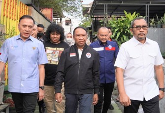 Wakil Ketua DPRD Jatim Sahat Tua Simanjuntak (Kenakan baju putih)