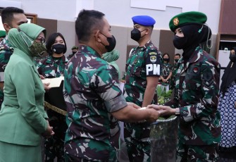 Lima orang prajurit berprestasi saat mendapat penghargaan dari Kasad di Markas Kodam Jaya, Jakarta Senin (14/3/2022).