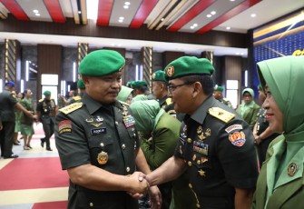 Kasad Jenderal TNI Dr. Dudung Abdurachman saat beri ucapan selamat kepada pejabat baru