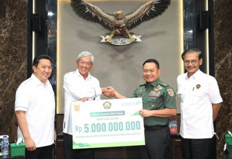 Penyerahan bantuan oleh Presiden Komisaris Adaro Edwin Soeryadjaya dan Presiden Direktur Adaro Garibaldi Thohir kepada Kasad Jenderal TNI Dr. Dudung Abdurachman, disaksikan Sekretaris Jenderal ESDM Rida Mulyana di Mabesad, Jakarta, Kamis (1/12/2022).