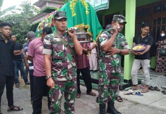 Anggota Koramil 0806/01 Trenggalek saat Ikuti Prosesi Pemakaman Almarhum Purnawirawan TNI