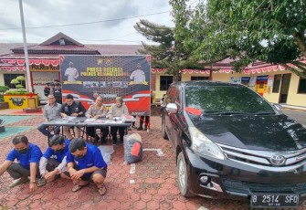 Kapolres RL AKBP H. Tonny Kurniawan, S.IK. didampingi Kasat Reskrim AKP. Sampson S. Hutapea, S.IK., serta Kasi Humas Polres Rejang Lebong IPTU Bertha Ginting saat pelaksanaan press conference kemarin ( Selasa, 26/07/22 ) di Mapolres RL.