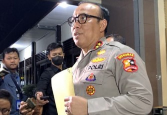 Kadiv Humas Mabes Polri Irjen Pol Dedi Prasetyo dalam keterangan resminya, Senin (3/10/2022) malam, di Mapolres Malang. (Foto: Asral)