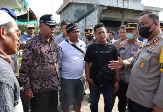 Kapolres Demak AKBP Budi Adhy Buono saat  meninjau sejumlah TPS di Desa Krajan Bogo Kecamatan Bonang dan Desa Baleromo Kecamatan Dempet.