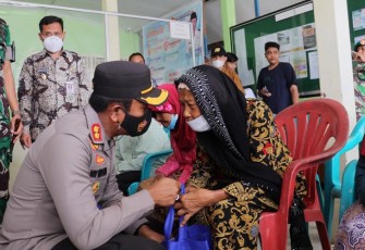 Kapolres Pemalang AKBP Ari Wibowo saat salurkan bansos