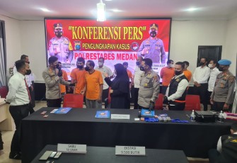 Kapolrestabes Medan Kombes Pol Valentino Alfa Tatareda didampingi Waka Polrestabes Medan, AKBP Yudhi Hery Setiawan dan Wakasat Narkoba, AKP Ainul Yaqin, SH, SIK, MH saat konferensi pers di Mapolrestabes Medan, Senin (592022)