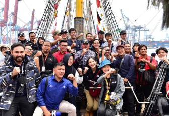 Kasal Laksamana TNI Yudo Margono saat bersilaturahmi dan minum kopi bersama dengan para pemimpin media nasional di atas KRI Dewaruci sambil berlayar/joy sailing ke Perairan Teluk Jakarta, Jum’at (02/09).