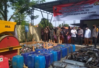 Kegiatan pemusnahan ribuan botol miras dan knalpot brong serta puluhan petasan spirtus di Mapolres Karanganyar, Selasa (2642022).