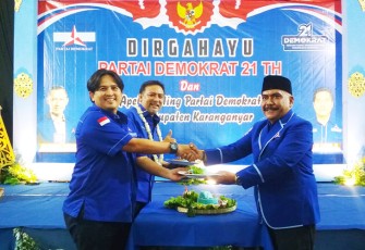 Ketua DPC Partai Demokrat Karanganyar Tri Haryadi (paling kanan) menyerahkan potongan nasi tumpeng kepada Sekretaris Majelis Tinggi Partai Demokrat Andi Malarangeng dan Ketua DPD Partai Demokrat Jawa Tengah Rinto Subekti, Minggu (18/9/2022).