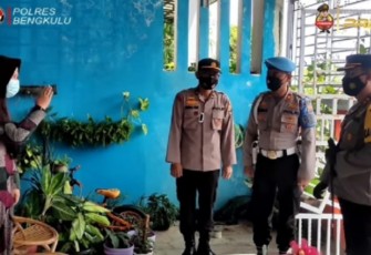 Kapolres saat mendatangi salah satu anggotanya yang sedang isolasi mandiri