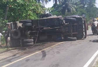 Pasca lakalantas, truk terbalik melintang di badan jalan, Sabtu (30/04/2022)