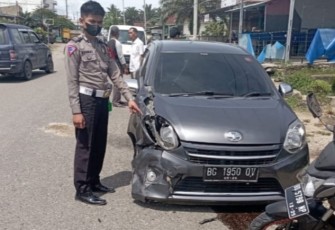 Pasca kejadian lakalantas, petugas mengamankan TKP.