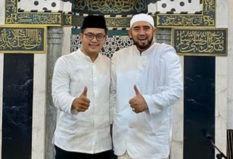 Ilyas Akbar Almadani (kiri) bersama Habib Syech bin Abdul Qadir Assegaff (Foto : instagram @ilyasaalmadani)