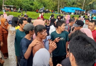 Pasca kejadian warga panik berkerumun mengevakuasi korban.