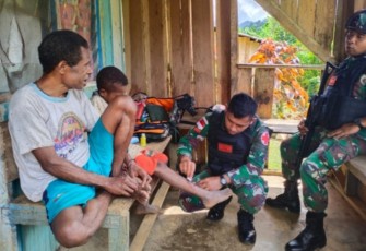 Satgas Yonif 126/KC sàat Laksanakan Pengobatan Door To Door