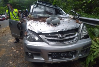 Pasca kejadian, atap mobil ringsek 