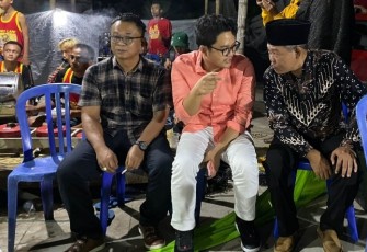 Ketua DPD Partai Golkar Karanganyar, Ilyas Akbar Almadani (tengah), saat menghadiri acara Festival Budaya Tradisional dan Bazar di Desa Tawangsari, Kerjo, Karanganyar, Sabtu (2/7/2022) malam.