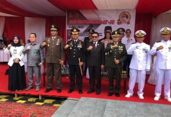 Walikota Bitung Maurits Mantiri (tengah) saat mengikuti kegiatan upacara peringatan HUT Bhayangkara Ke-76