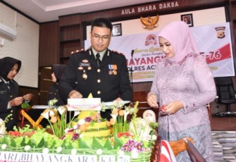 Wakapolres didampingi Wakil Ketua Bhayangkari Cabang Aceh Timur Ny. Kiky Ferdi Dakio saat potong tumpeng