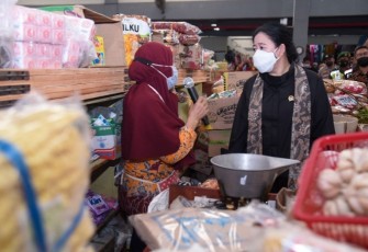 Puan saat Cek Stok Pangan Sambil Belanja Sayur
