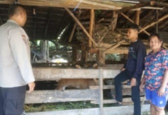 Bhabinkamtibmas Polsek Ujan Mas saat Sambang Pemilik Ternak