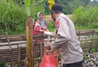 Anggota Polres Benteng saat Bagikan Nasi Kotak Kepada Warga Korban Banjir