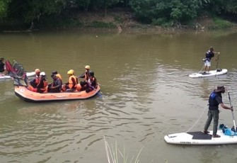 Tim peserta ekspedisi bersama Komunitas Stand Up Paddle Indonesia melintasi Bengawan Solo, Sabtu (16/7/2022).