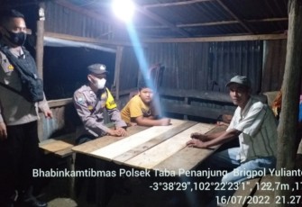 Polisi saat Patroli Keliling Pemukiman Warga Benteng