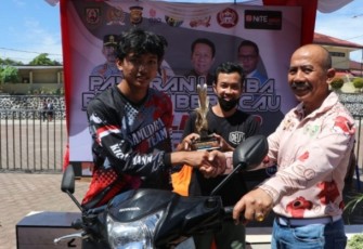 Kapolda Bengkulu Irjen Pol Drs Agung Wicaksono, M.Si saat memberikan hadiah