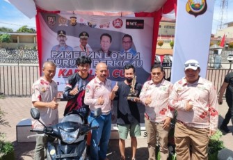 Foto bersama seusai penyerahan hadiah oleh Kapolda Bengkulu.