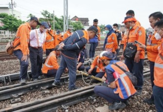 Petugas KAI Daop 4 Semarang lakukan upaya meminimalisir potensi bahaya yang mengganggu perjalanan kereta api.