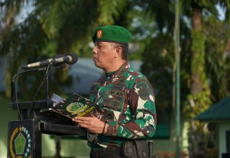 Kepala Seksi Rencana Korem 022/Pantai Timur Letkol Kav A.R Dalimunthe, S.E., M.M., yang bertindak sebagai Irup membacakan amanat dari Pangdam I/Bukit Barisan Mayjen TNI Achmad Daniel Chardin, SE, M.Si.