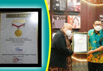 Penyerahan Muri oleh Pendiri MURI Jaya Suprana kepada Ketua Umum SMSI Pusat Firdaus, Jumat 18 Maret 2022 di Galeri MURI Jakarta di lantai LG Mall of Indonesia (MOI), Jakarta. 