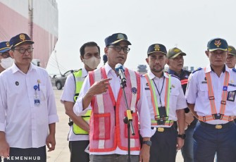 Menhub saat mengajak Duta Besar Denmark untuk Indonesia Lars Bo Larsen, bersama jajaran perusahaan shipping line asal Denmark Maersk Line, untuk melihat langsung aktivitas yang ada di Pelabuhan Patimban, Jumat (16/9),