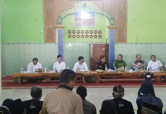 Menteri ATR/BPN Hadi Tjahjanto saat bertemu Forkompinda Blora dengan warga Wonorejo membahas konflik tanah Wonorejo, kecamatan Cepu kabupaten Blora.