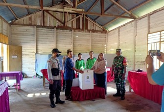 Babinsa Koramil Tenggarong saat Beri Pendampingan Pendistribusian Logistik Pilkades