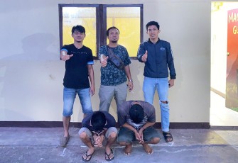 Dua Tersangka (jongkok diborgol) saat berhasil diamankan petugas.