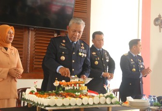 Pemotongan tumpeng oleh Kepala Kanwil Kemenkumham Banten (Tejo Harwanto) dan Penasehat Dharma Wanita Persatuan Kemenkumham Banten (Sri Susilarti Tejo Harwanto).