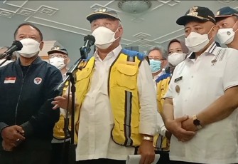 Menteri PUPR, Basuki Hadimuljono, didampingi Menpora, Zainudin Amali, usai meninjau langsung lokasi Stadion Kanjuruhan, Kamis (13/10/2022).